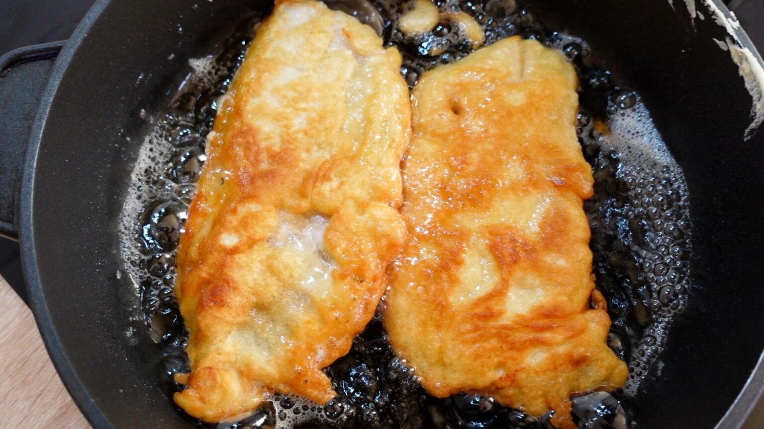 Knuspriger Backfisch in Bierteig mit Remoulade - Mehr Genuss