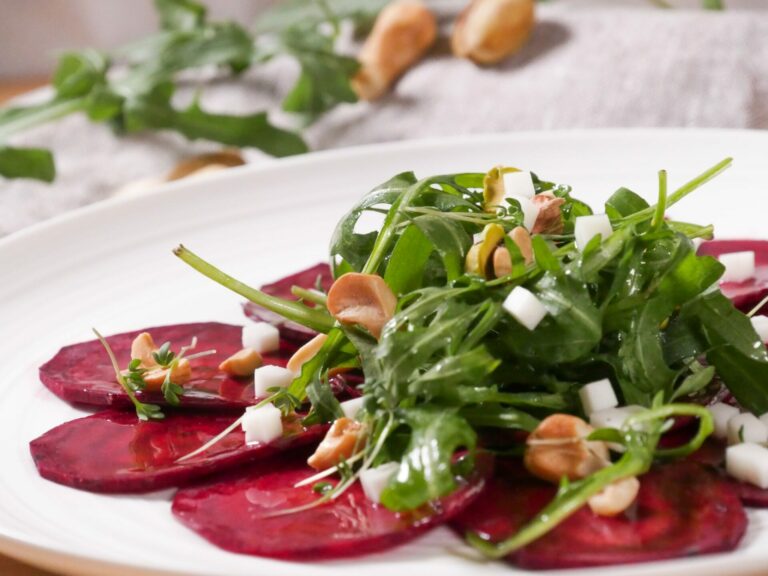 Rote Bete Carpaccio mit Rucola, Balsamico & Ziegenkäse