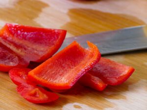 Rote Paprika für Schaschlik klein schneiden