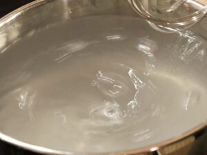 Salz in kochendes Wasser für Kartoffeln mengen