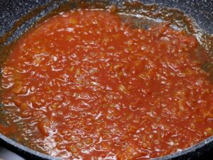 Sauce mit Gemüsebrühe auffüllen für Paprika Sahne Hähnchen