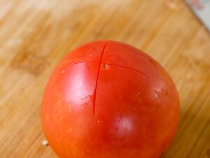 Schale der Tomate kreuzförmig einschneiden