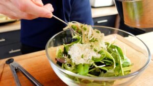 Schalotten und Erbsen zum Salat