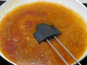 Schaschlik Sauce mit passierten Tomaten auffüllen