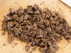 Schokolade fein hacken für Mousse au chocolat