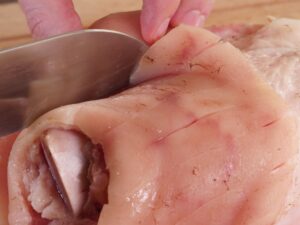 Schwarte der Schweinehaxen einschneiden