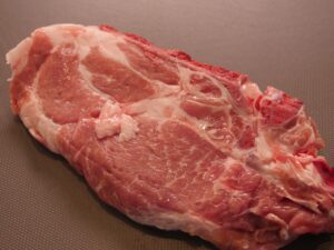 Schweine Nacken für Szegediner Gulasch 1 Stunde bei zimmertempertur warm werden lassen