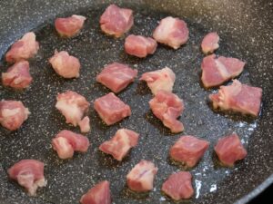Schweinenacken für Szegediner Gulasch in zwei Portionen anbraten