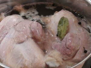 Schweinshaxen in kochendem Wasser umdrehen