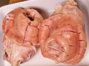 Schweinshaxen mit eingeschnittener Schwarte