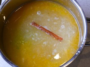 Sirup für Galaktoboureko mit Zimt erhitzen