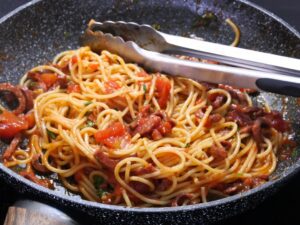 Spaghetti gut durchmengen mit Sauce