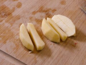 Spalten vom Apfel für Kompott halbieren
