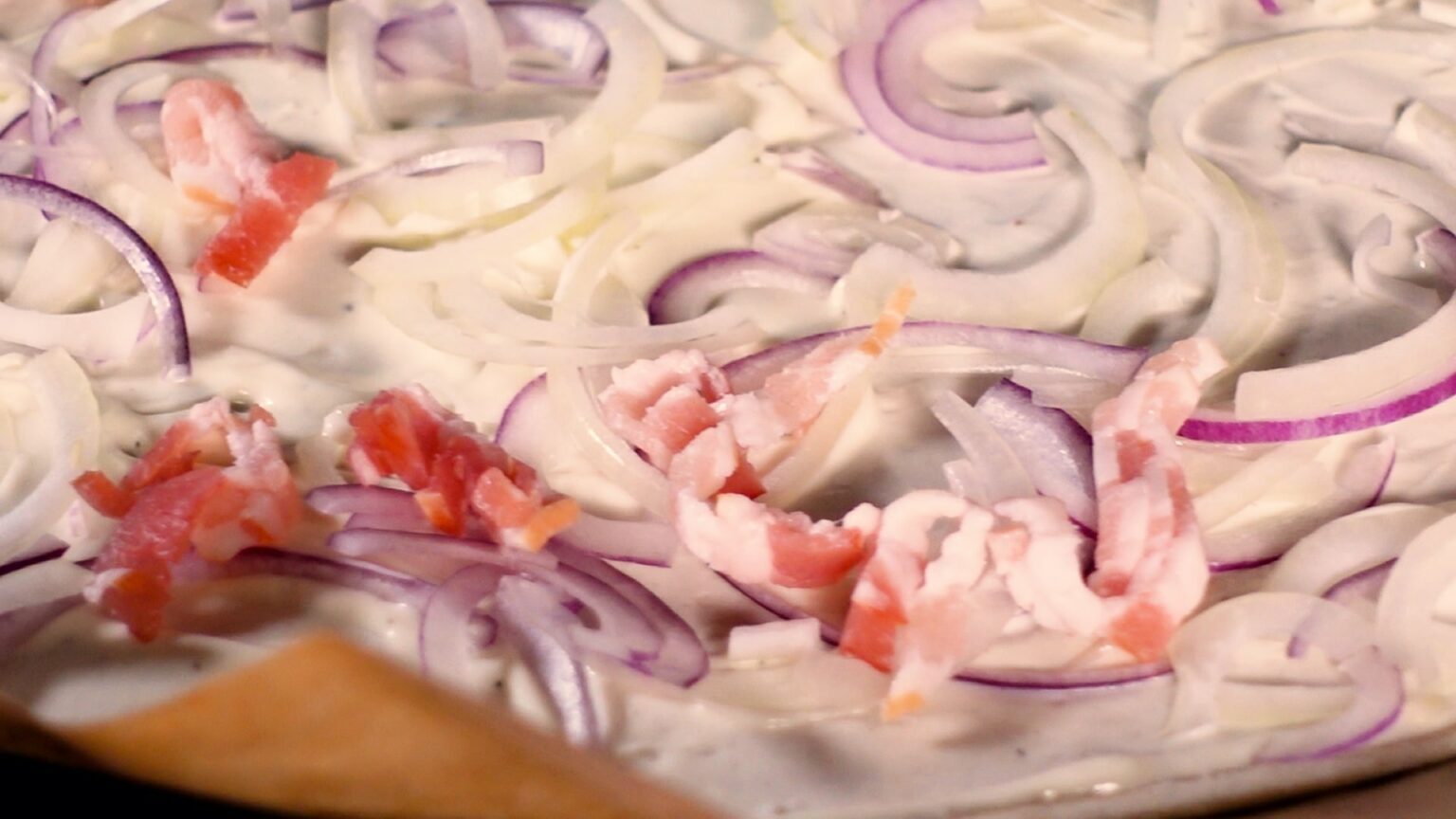 Flammkuchen selber machen - perfekt knusprig! - Mehr Genuss