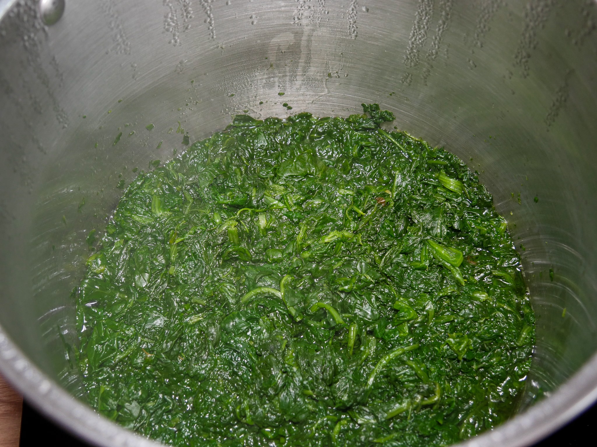 Spinat für die Cannelloni Füllung kochen