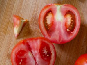 Strunk aus Tomaten entfernen für Salat