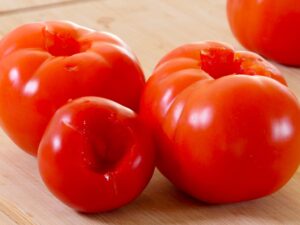 Strunk der Tomaten keilförmig einschneiden für passierte Tomaten