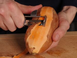 Süßkartoffel für Püree schälen