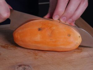 Süßkartoffel für Süßkartoffelpüree halbieren
