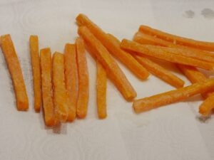 Süßkartoffelpommes auf ein Küchenpapier legen zum abtropfen