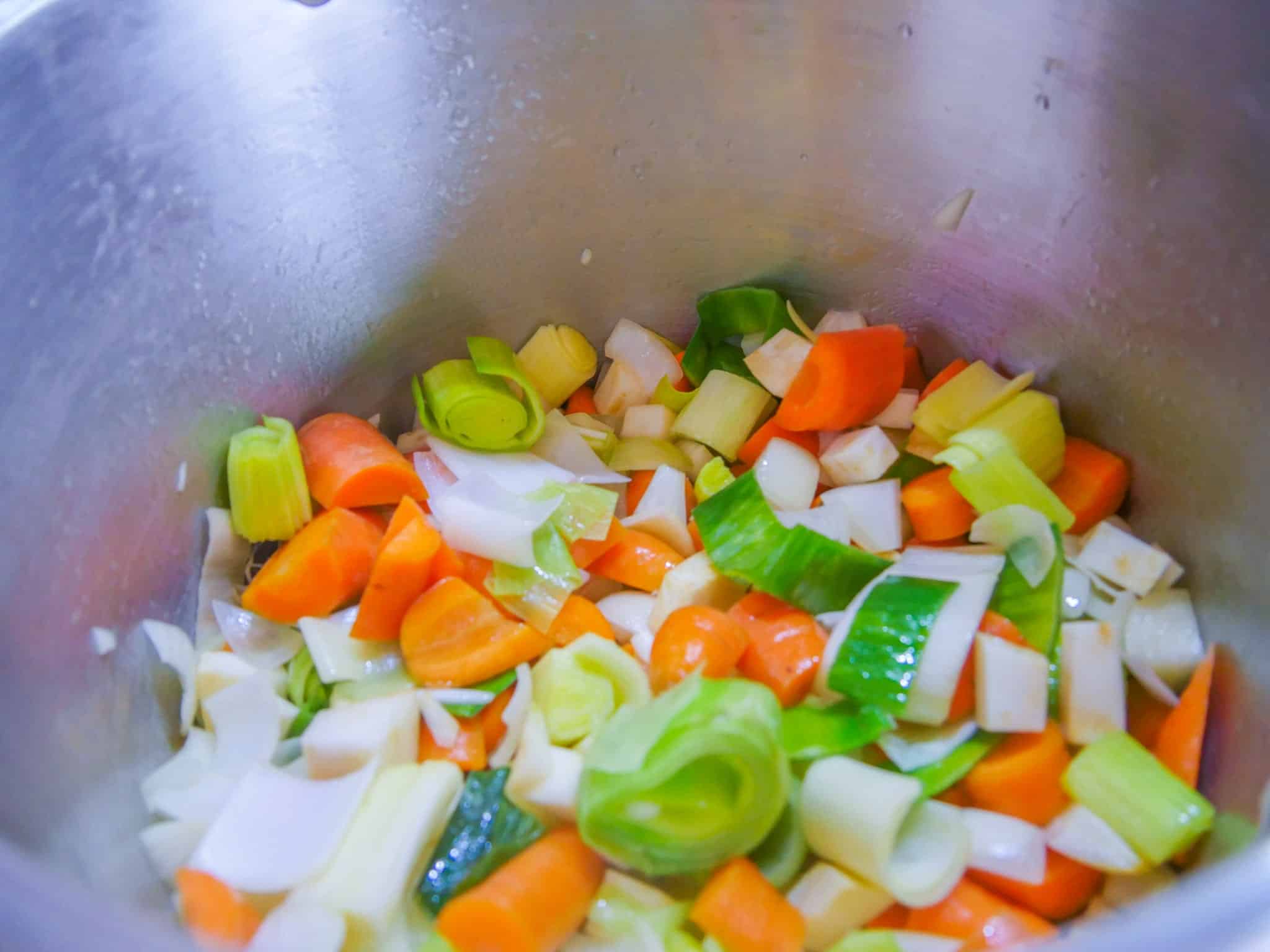 Suppengemüse für eine frische Weißkohlsuppe