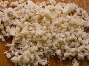Toast für Chicoree in feine Würfel schneiden