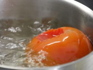 Tomate für Füllung der Zucchini vegetarisch kurz blanchieren