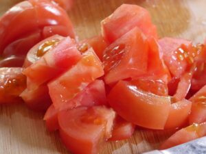 Tomate für Ketchup in grobe Stücke schneiden