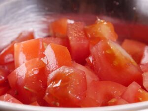 Tomate für Spargel-Lasagne in Würfel schneiden