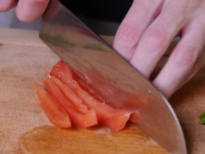 Tomate in Streifen schneiden