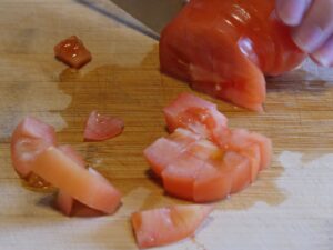 Tomate in würfel schneiden