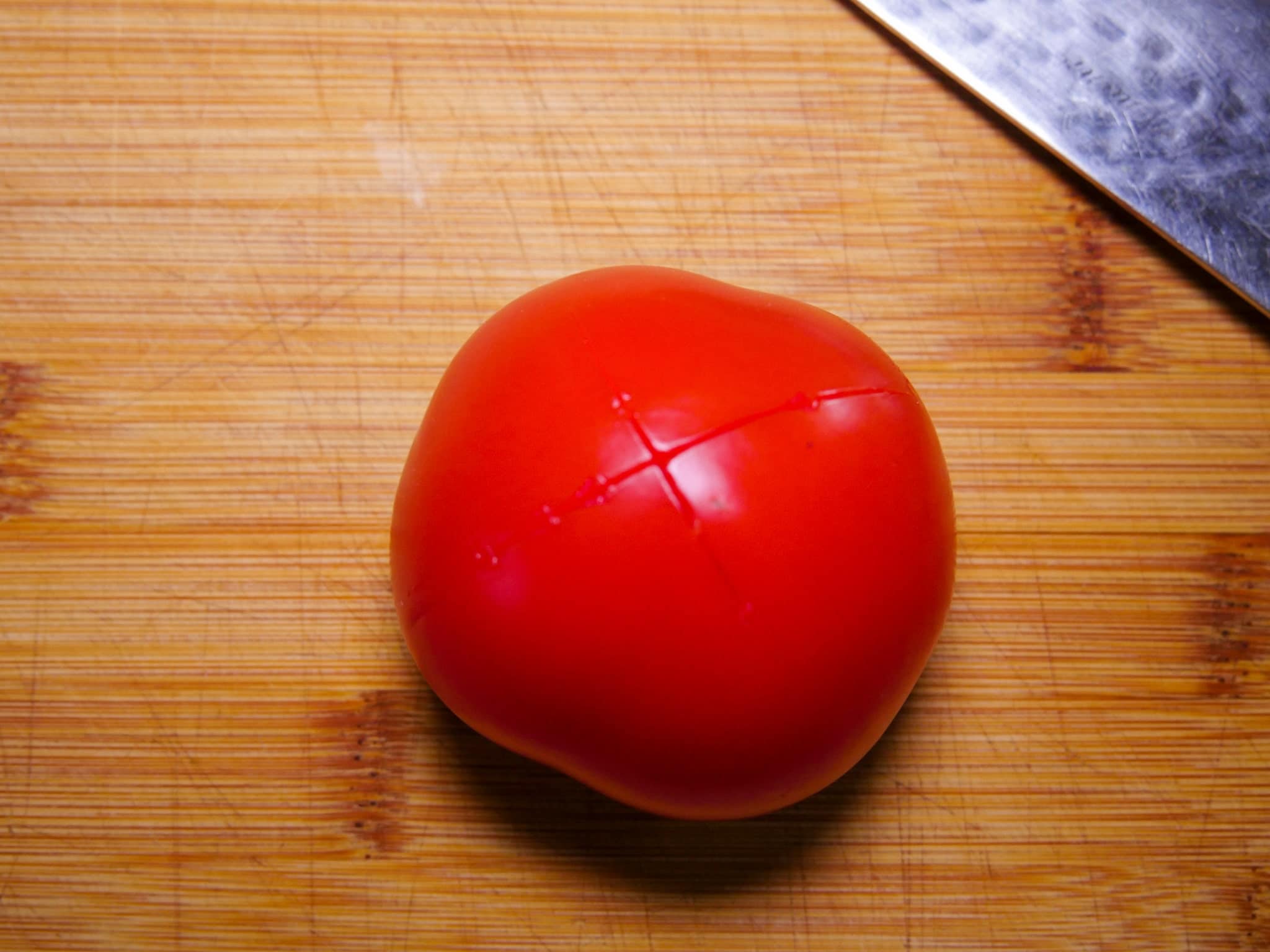 Tomate zum blanchieren einritzen