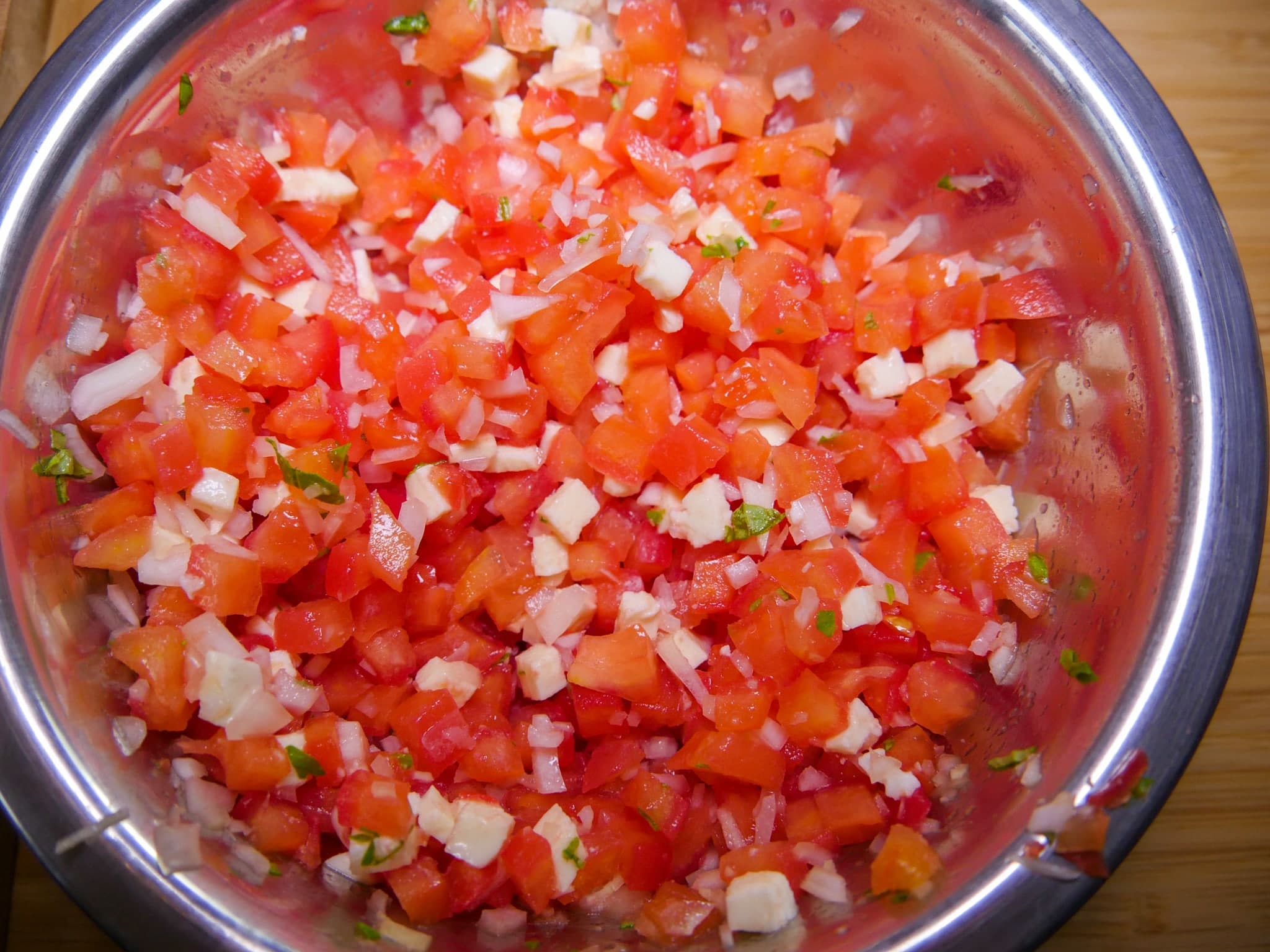 Tomaten Bruschetta Masse vorbereiten