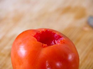 Tomaten Strunk keilförmig einschneiden für gefüllte Zucchini
