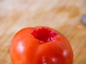 Tomaten Strunk keilförmig einschneiden für gefüllte Zucchini vegetarisch