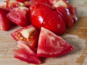 Tomaten für Gazpacho kleinschneiden