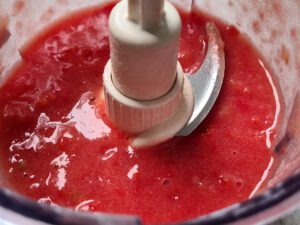 Tomaten für Gazpacho pürieren