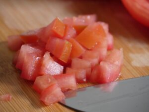 Tomaten für Salsa Tortilla Füllung klein schneiden
