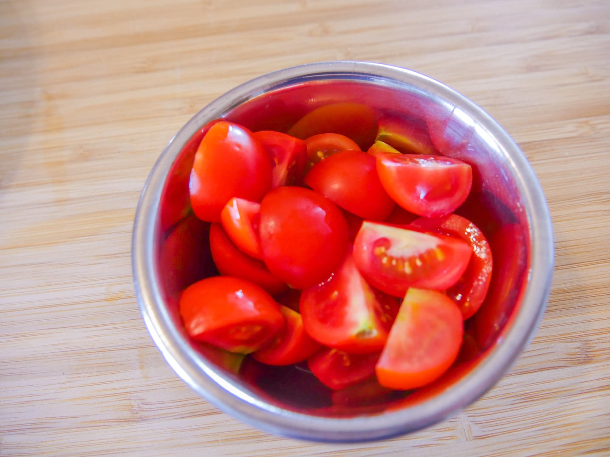 Tomaten für die Gnocchi-Chorizo Pfanne
