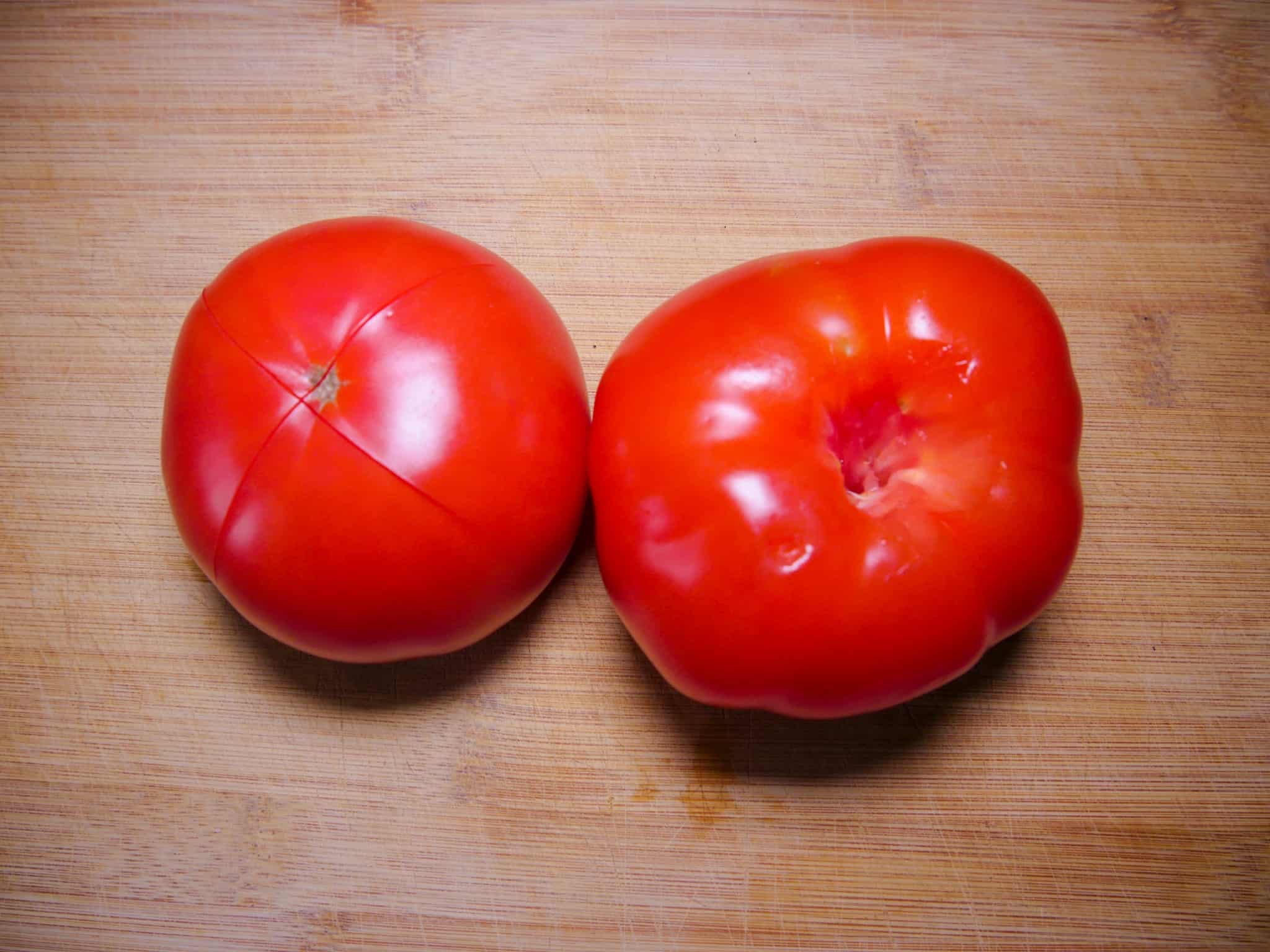 Tomaten fuer eine Tomatenmarmelade blanchieren
