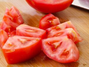 Tomaten fürs für Tomatensauce in grobe Stücke schneiden