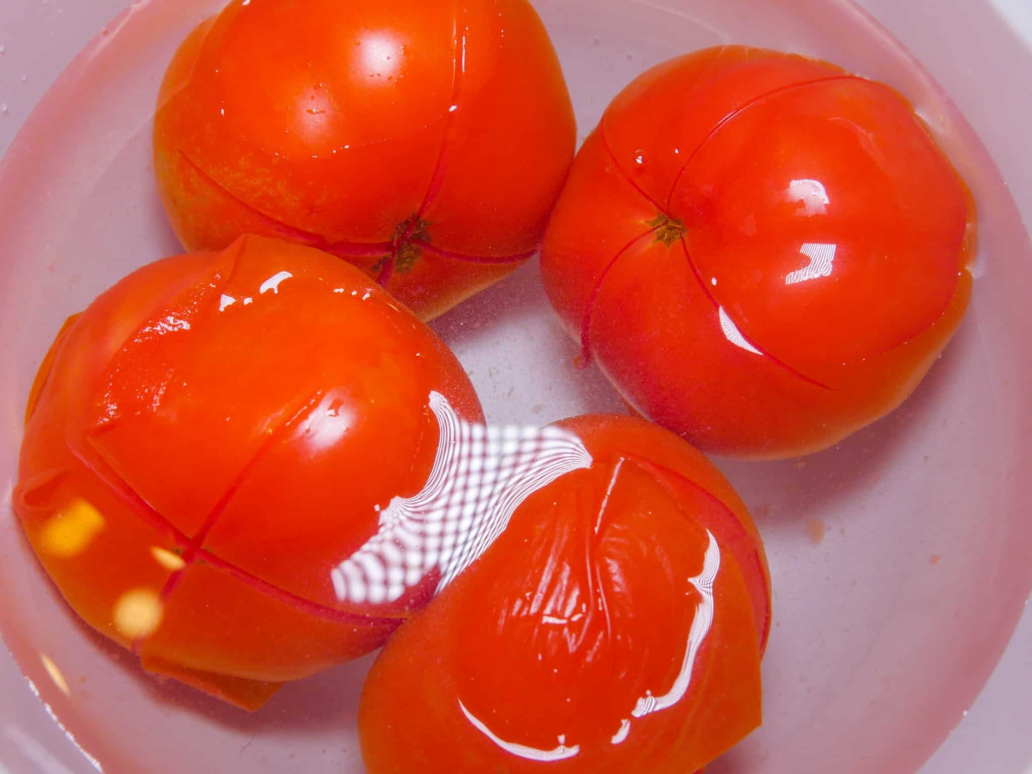 Tomaten in Eiswasser legen