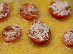 Tomaten mit Parmesan für Omelett