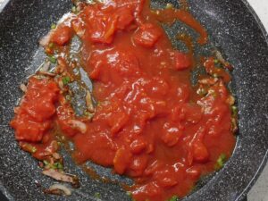 Tomaten und Speck in Pfanne für Spaghetti Amatriciana