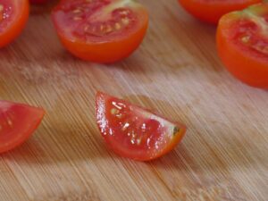 Tomaten vierteln für Nudelsalat