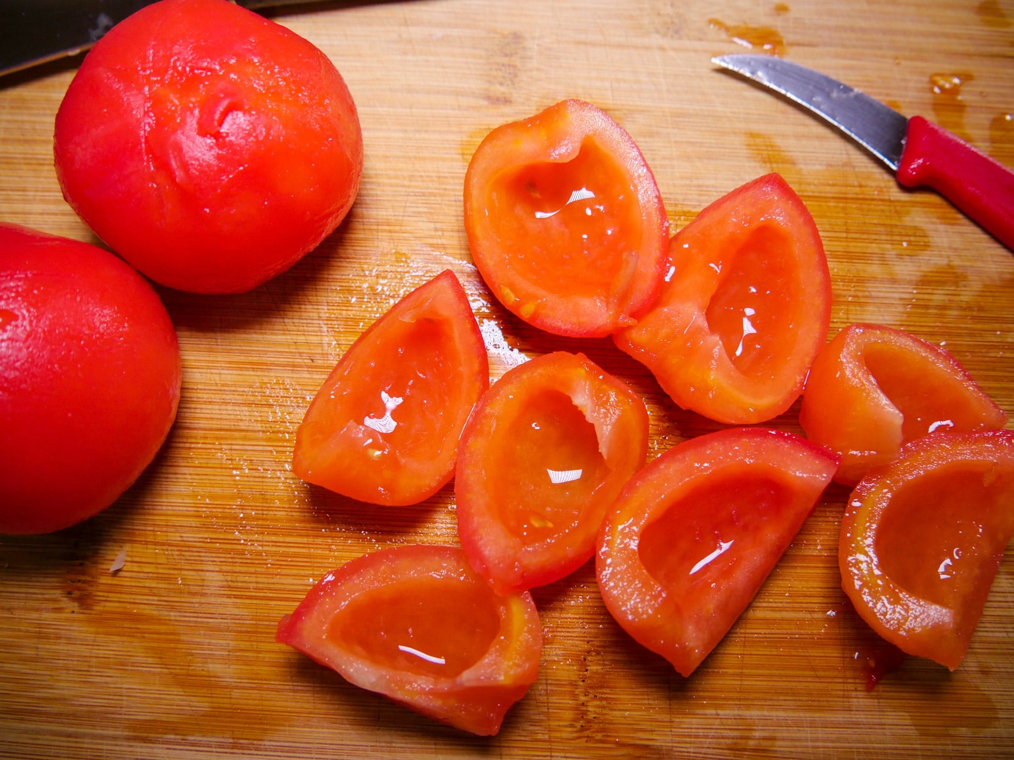 Tomaten vierteln und entkernen
