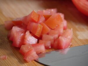 Tomaten würfeln für Salsa Dip