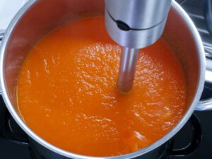 Tomatensauce mit Pürierstab fein mixen
