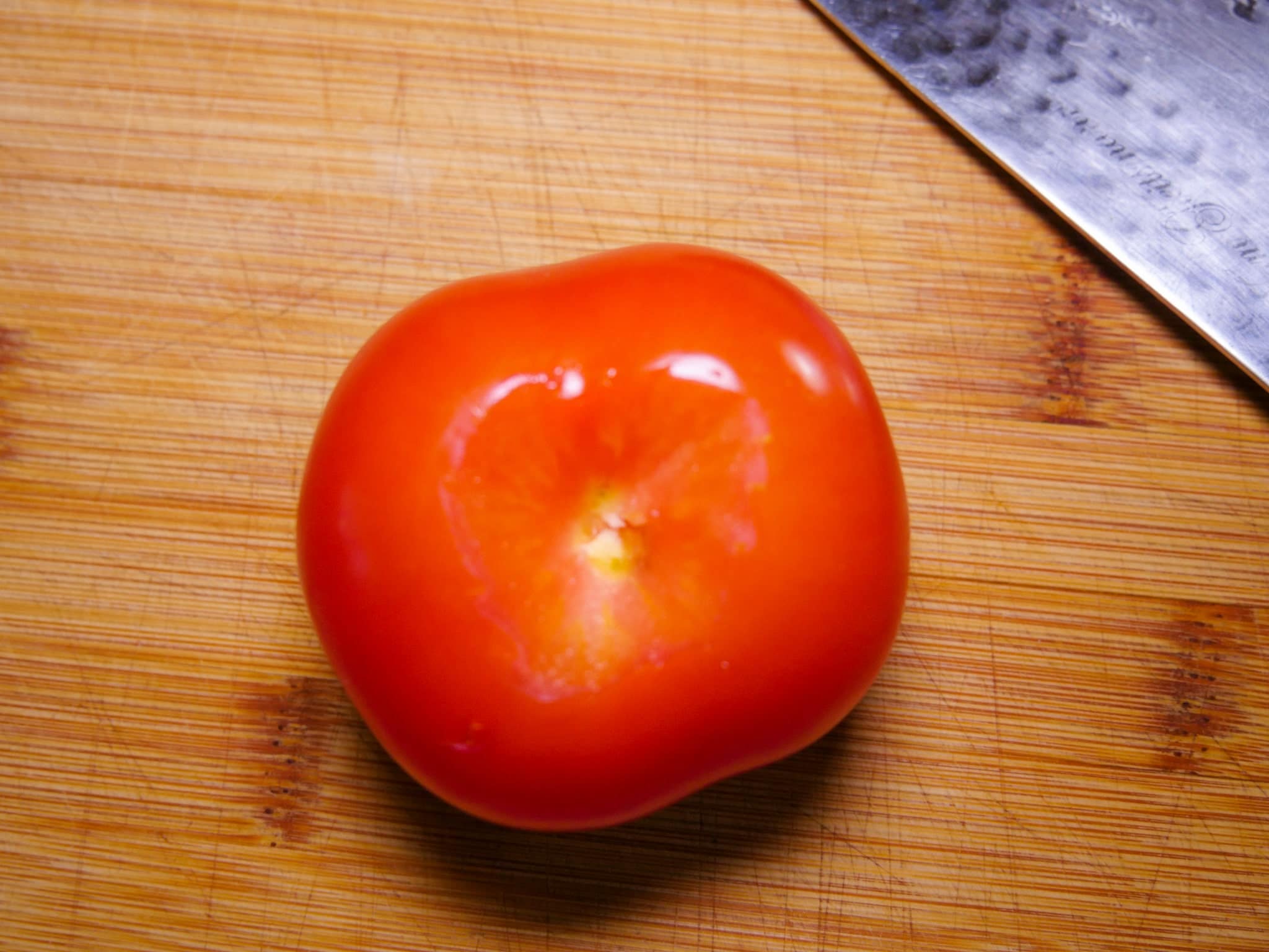 Tomatenstrunk zum blanchieren entfernen