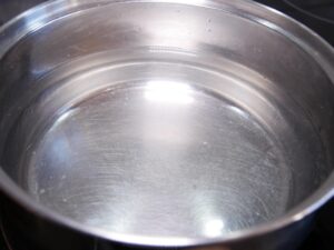 Wasser fuer den Spargel zum kochen bringen